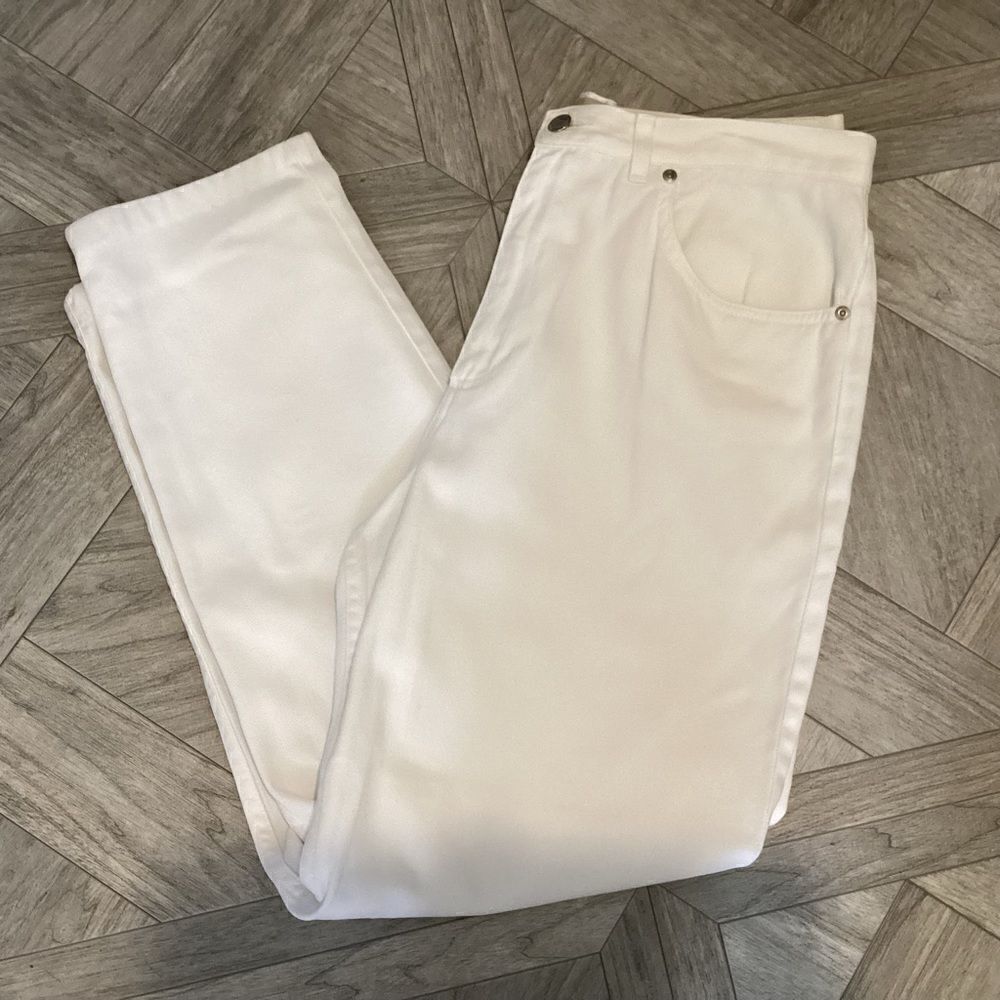 NWOT. Jones New York Women;s Size 16 White Denim  5 pocket Jeans